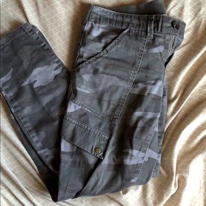 Capri camo pants